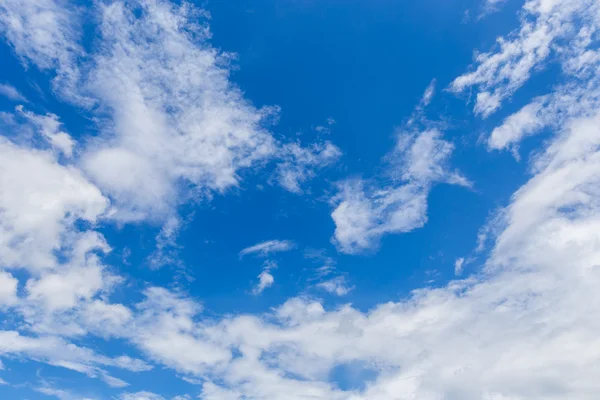 Белые облака в голубом небе с космосом — стоковое фото