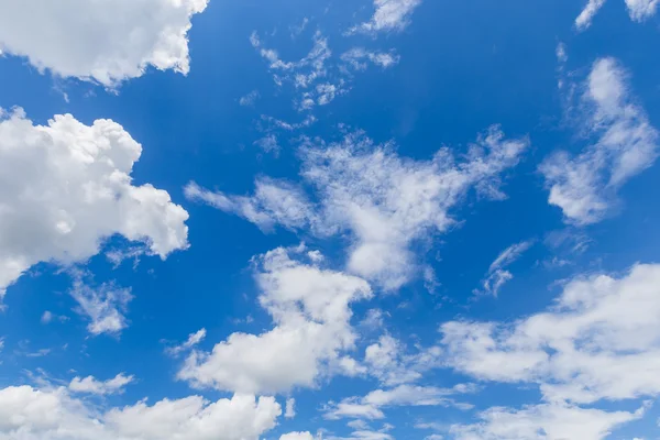 Witte wolken in de blauwe hemel met ruimte — Stockfoto