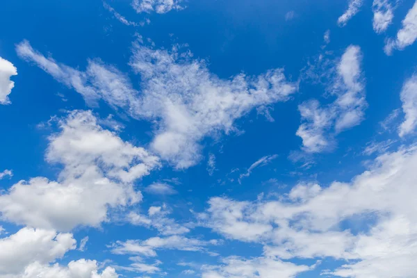 Witte wolken in de blauwe hemel met ruimte — Stockfoto