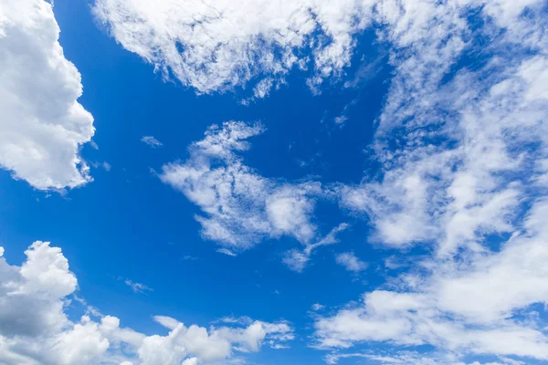 Witte wolken in de blauwe hemel met ruimte — Stockfoto