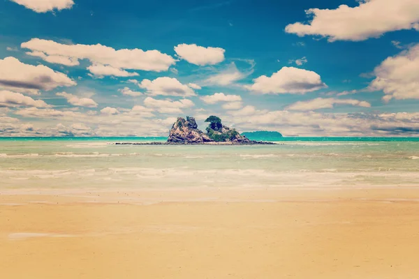 Playa de mar y nubes de arena con tono vintage . — Foto de Stock