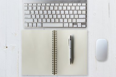 Ofis Masası bilgisayar, sarf malzemeleri ve defter ile. ABO görüntülemek
