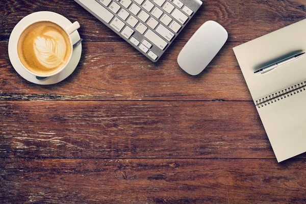 Bürotisch mit Computer, Notizbuch und Kaffeetasse. Blick von einem Stockfoto