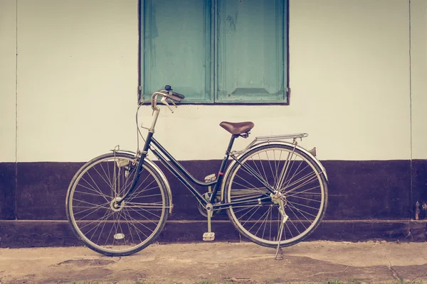 Vintage bicycle and background building — Stock Photo, Image