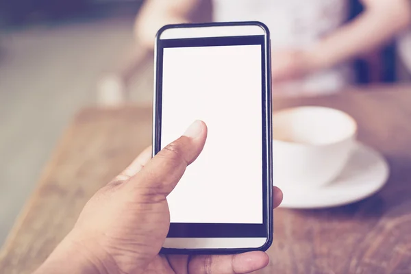 Närbild av händer man använder telefonen i kafé med djup av F — Stockfoto