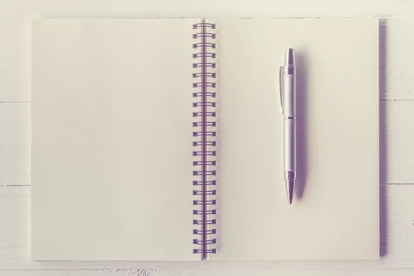 Empty brown book and pen on wood table with vintage tone. — Stock Photo, Image