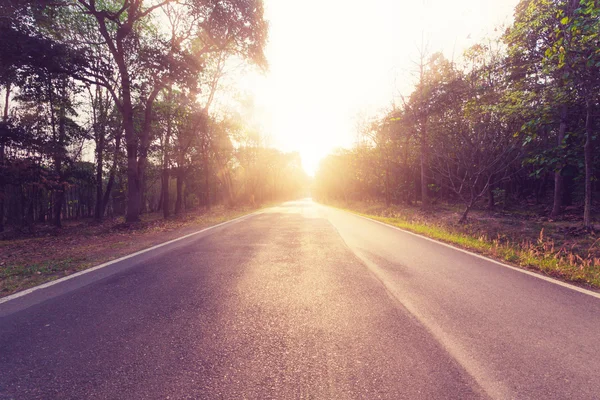 Estrada de asfalto vazio e pôr do sol — Fotografia de Stock