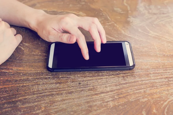 Fechar a mão das mulheres usando um telefone inteligente — Fotografia de Stock