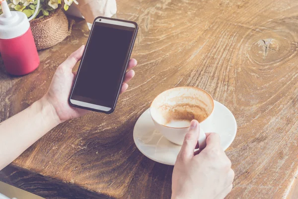 Närbild på hand kvinna med smartphone i kafé — Stockfoto
