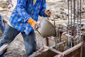 Arbeiter mischen Zementmörtel für den Bau
