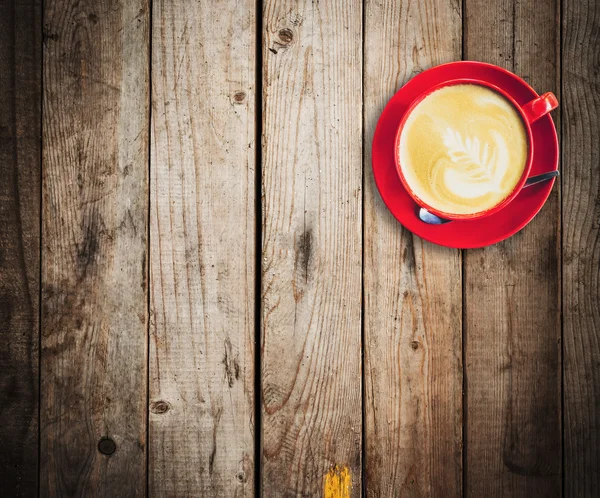 Tazza rossa e caffè latte su tavolo in legno con spazio — Foto Stock
