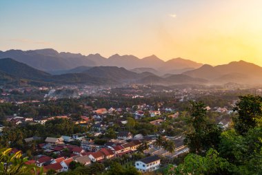 Görünüm noktası günbatımında luang prabang, laos.
