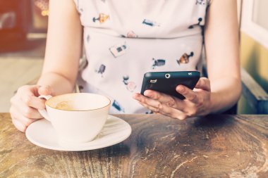 Telefonunuzun ve derinliği olan kafede eller kadının yakın çekim