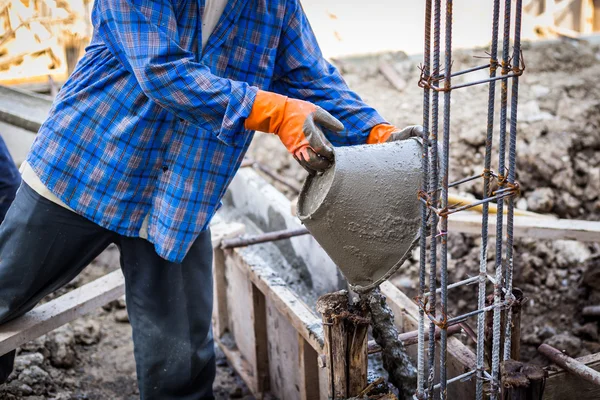 Trabalhador misturando argamassa de cimento gesso para construção — Fotografia de Stock
