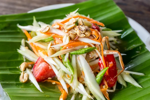 Салат из папайи и тайская еда — стоковое фото