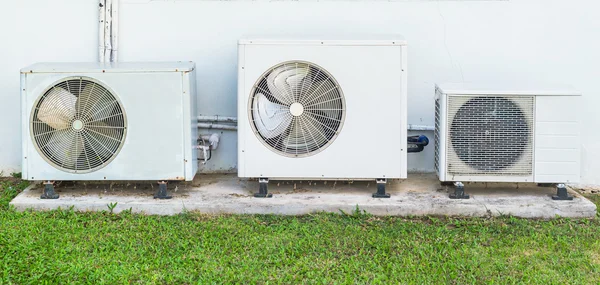 Tři staré air conditioner vedle domů — Stock fotografie