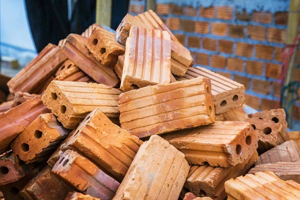 Ladrillos de chatarra y ladrillo — Foto de Stock