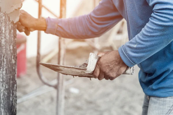 Yesero trabajador de hormigón en la pared del edificio de construcción de viviendas — Foto de Stock