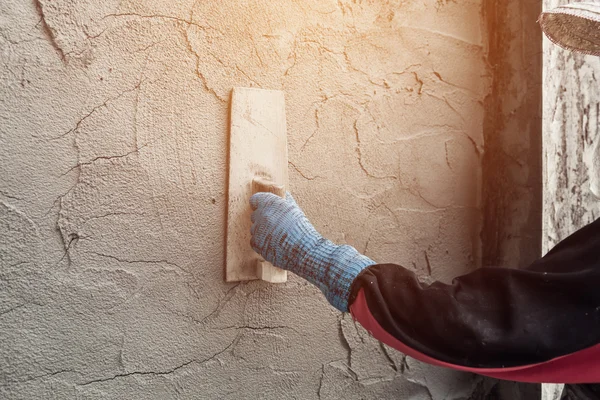 Plasterer concrete worker at wall of home construction building — Stock Photo, Image