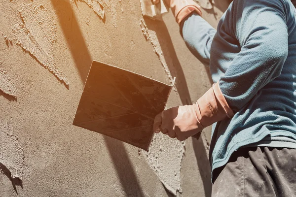 Estucador trabalhador concreto na parede do edifício de construção de casa — Fotografia de Stock
