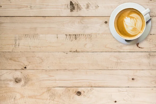 Чашка кофе на деревянном столе с местом — стоковое фото