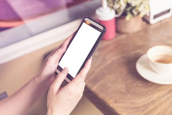 Close-up-Hand-Frau spielt Smartphone in Café — Stockfoto