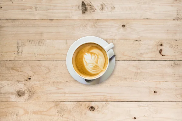 공간 이 있는 나무 탁자 위에 놓인 커피 잔 — 스톡 사진