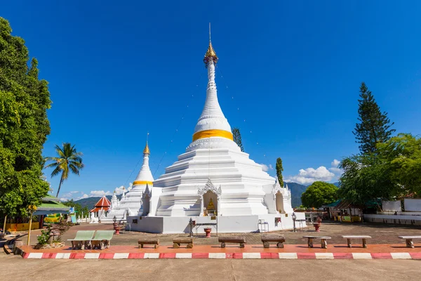Branco pagode único em Wat Phra que Doi Gongmoo marco de Mae — Fotografia de Stock