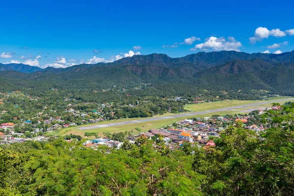 Mirador en Wat Phra que Doi Gongmoo con vista de Maehongson — Foto de Stock