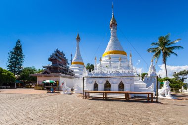 Wat Phra bu DOI Gongmoo Simgesel Yapı içinde beyaz benzersiz pagoda