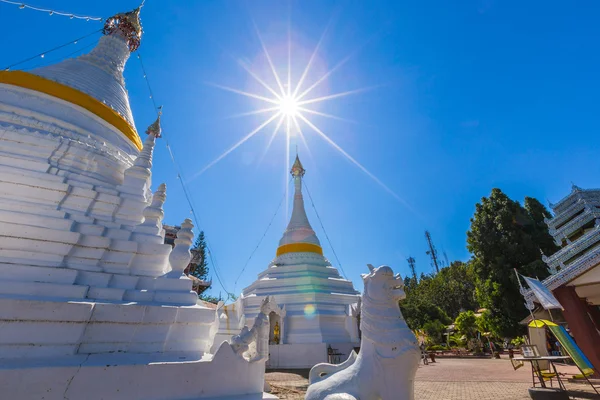 Pagode blanche unique à Wat Phra que le point de repère de Doi Gongmoo — Photo