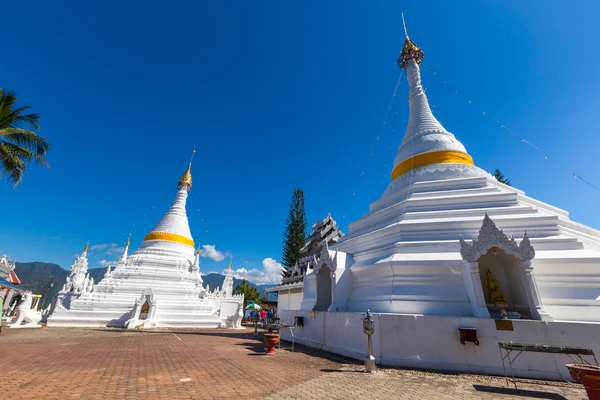 Vita unika pagoden i Wat Phra att Doi Gongmoo landmärke — Stockfoto