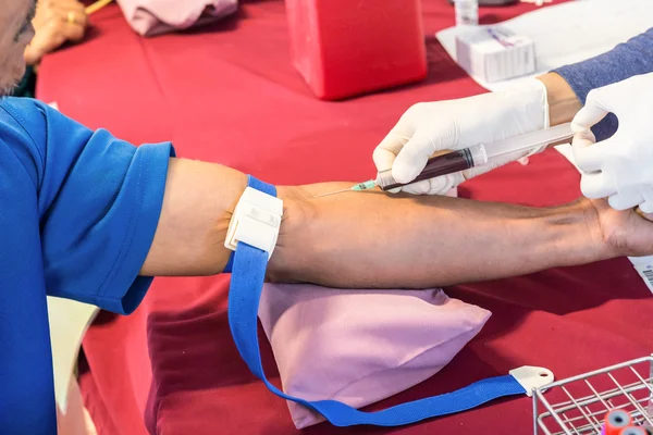 Krankenschwester entnimmt einem Patienten Blut — Stockfoto