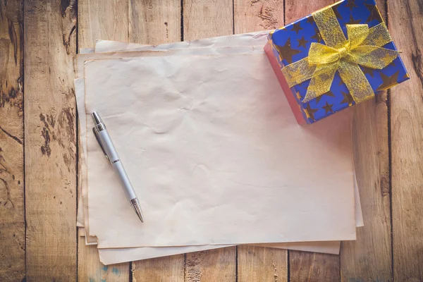 Old paper and gift box with pen for vintage background — Stock Photo, Image