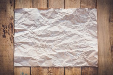 eski kağıt alanı olan ahşap arka plan üzerinde buruşuk