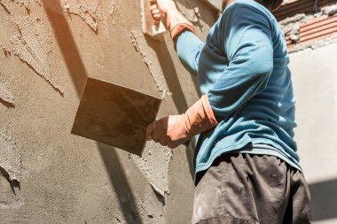 İnşaat Duvarında Sıvacı Beton İşçisi