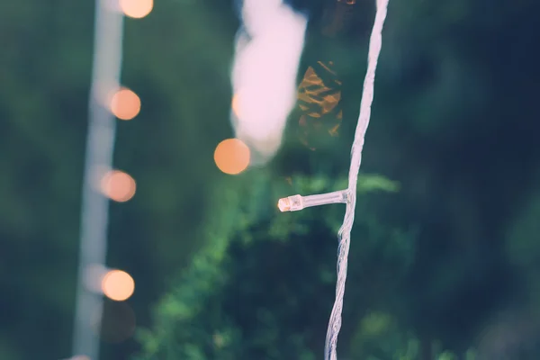 Árvore de natal e fundo embaçado — Fotografia de Stock