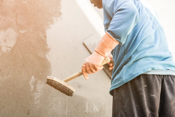 Empleador de hormigón yesero en la pared de la construcción de la casa — Foto de Stock