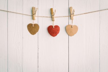 Vintage tarzı ile beyaz ahşap zemin üzerinde kalp.