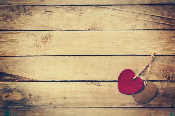 Dos corazones rojos y marrones sobre fondo de madera con estilo vintage . — Foto de Stock