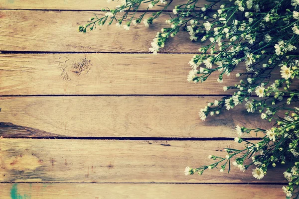 Flowers on wood texture background with copyspace. Vintage style — Stock Photo, Image