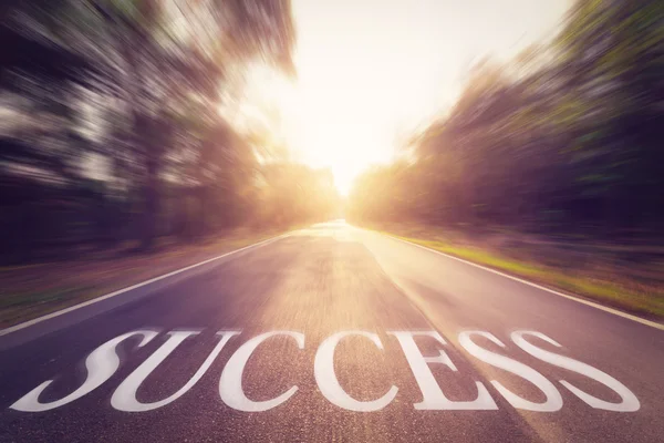 Boş bulanıklık asfalt yol ve güneş ışığı ve hangi sembol succe işaret