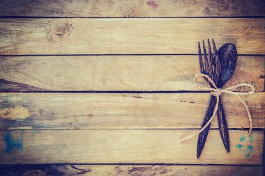 Ahşap arka plan boşluk ile Sevgililer akşam yemeği. Vintage tarzı