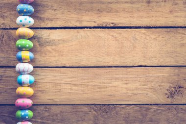 Vintage sesi ile ahşap arka plan üzerinde Paskalya yortusu yumurta.