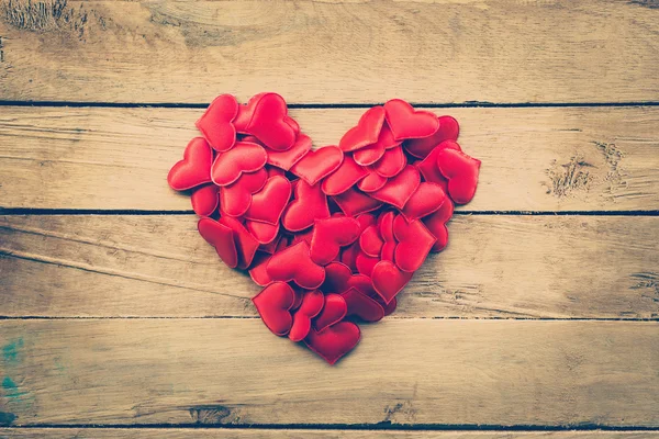 Pequeño corazón en forma de corazón en madera para San Valentín backgrou — Foto de Stock