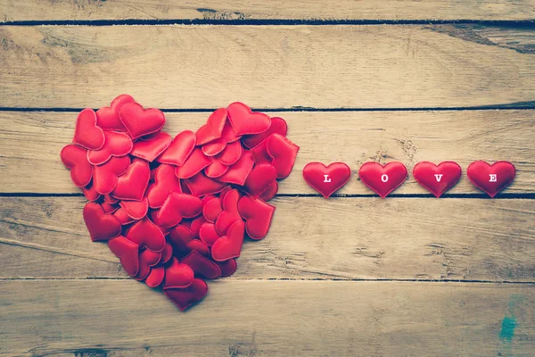 Pequeño corazón en forma de corazón en madera para San Valentín backgrou — Foto de Stock