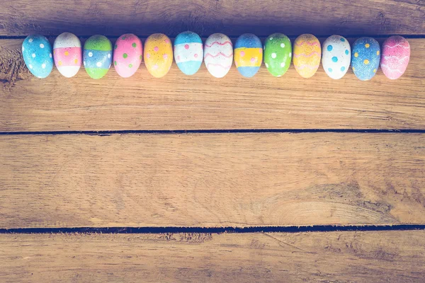 Oeufs de Pâques sur fond bois avec ton vintage . — Photo