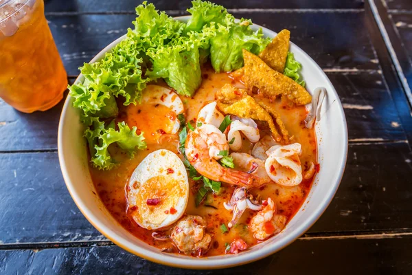 Nudel tom yum och thailändsk mat med läckra — Stockfoto