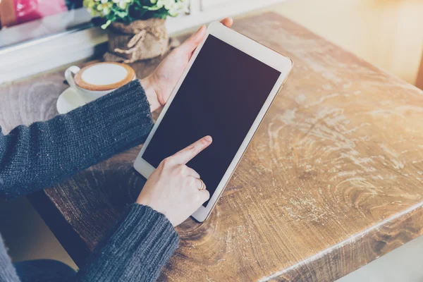 Close up hand woman using tablet in coffee shop — Stock Photo, Image