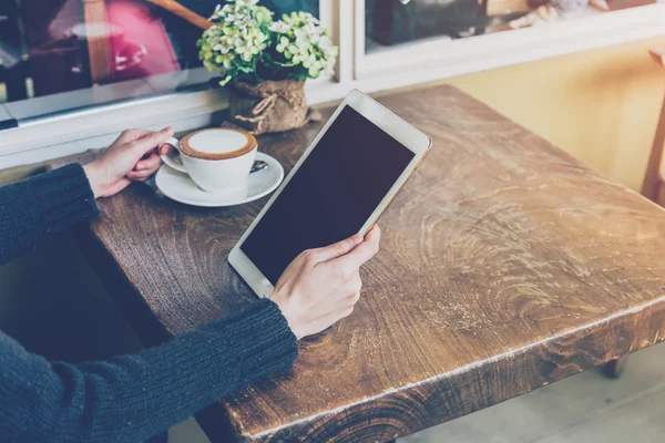 Nära håll handen kvinna med hjälp av Tablet PC i kafé — Stockfoto